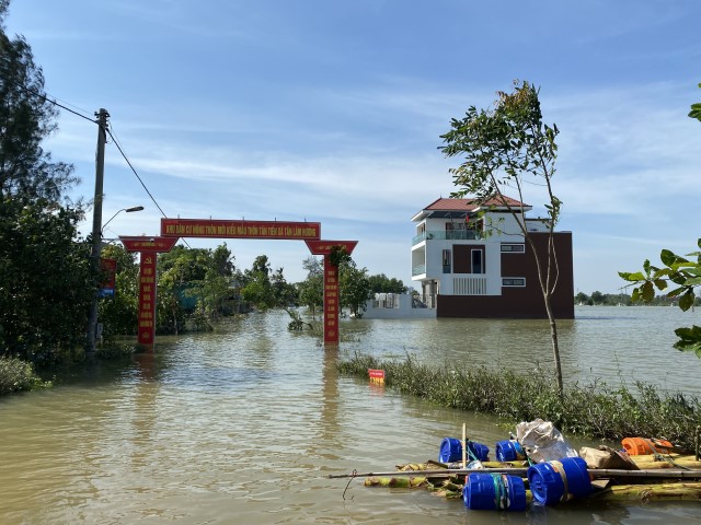 nguoiphattu_com_tt_thich_chieu_tue_trao_qua_ha_tinh0.jpg