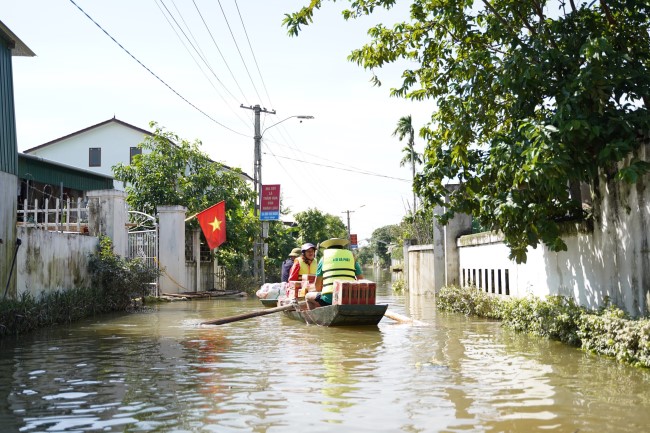 nguoiphattu_com_tt_thich_chieu_tue_trao_qua_ha_tinh6.jpg