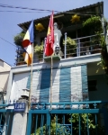 Khu xóm nhà tôi treo cờ mừng Phật đản