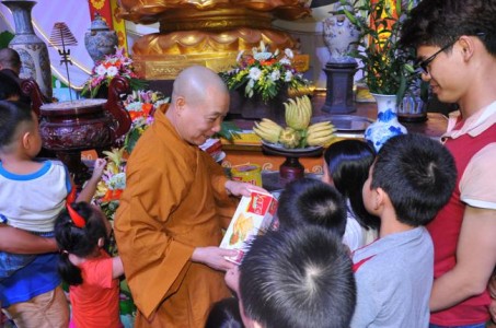Hà Nội: Hàng ngàn trẻ em tham dự 'Đêm hội trăng rằm' tại chùa Bằng
