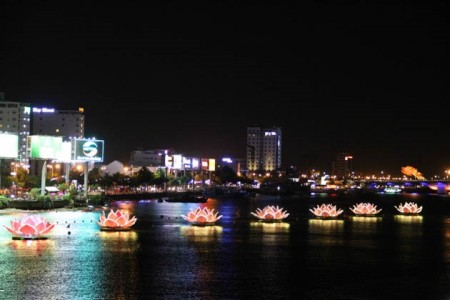 Thắp sáng lung linh 7 đóa sen trên sông Hàn