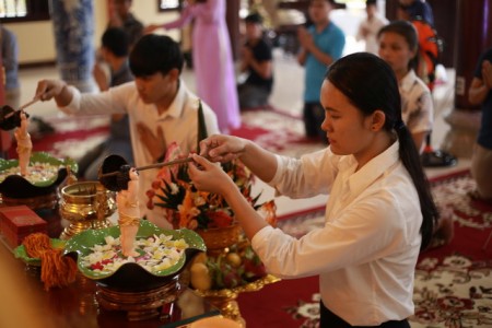 Huế: Chùa Từ Lâm tổ chức lễ tắm Phật cho Phật tử và sinh viên Lào