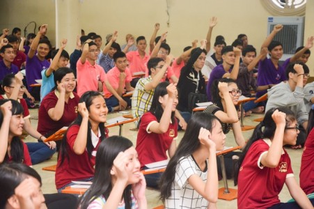 Hàng trăm sĩ tử về chùa lễ Phật, cầu nguyện, chuẩn bị tinh thần cho mùa thi