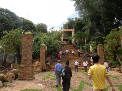 Đạo tràng chùa Phước Thành cúng dường các trường hạ tại Lâm Đồng