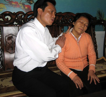 Tặng hết tài sản nếu nhà ngoại cảm tìm mộ đúng 3%