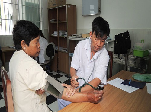 Ở nơi bác sĩ đưa phong bì cho... bệnh nhân