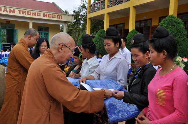 Phái đoàn Ban Hoằng pháp T.Ư trao quà từ thiện các huyện tỉnh Điện Biên