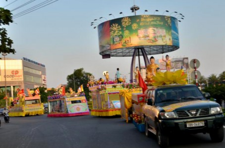 Hà Tĩnh: Diễu hành xe hoa, bế mạc Tuần lễ Văn hóa Phật đản PL 2563