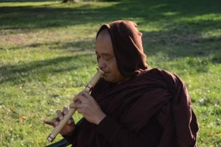 Gặp nhà sư Indonesia chuyên viết nhạc Phật giáo cho trẻ em