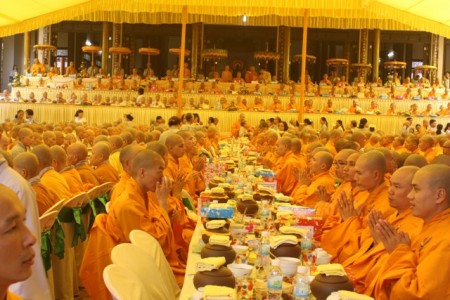 Cách cúng dường trai tăng như thế nào ?