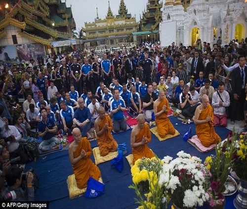 Cầu thủ Leicester thành tâm lễ Phật tại chùa vàng Shwedagon 