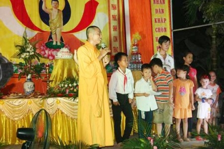 Ngôi chùa quê cùng trẻ em mừng ngày Phật Đản