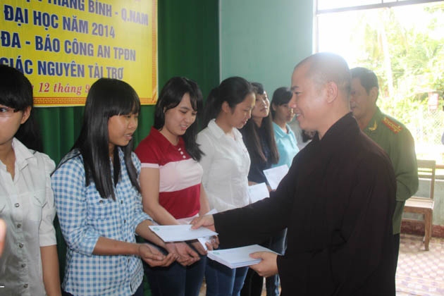 Đà Nẵng: Chùa Bà Đa xây dựng nhà tình nghĩa và trao học bổng tại huyện Thăng Bình