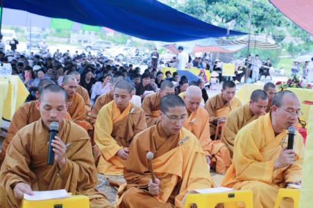 Chùa Ba Vàng lập đàn cầu siêu cho hương linh tại các Nghĩa trang Tp. Hạ Long 