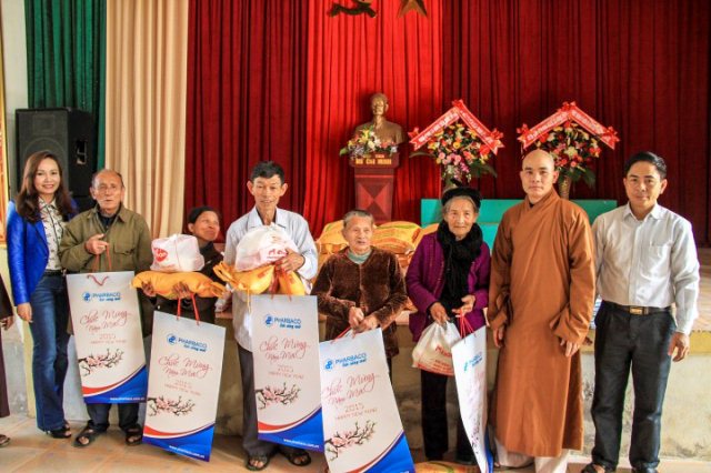 Nghệ An: Chùa Hà tặng quà “Tết vì người nghèo”