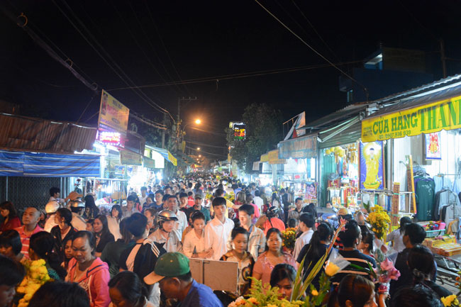 Người dân ùn ùn về chùa Hoằng Pháp đón giao thừa Ất Mùi 2015