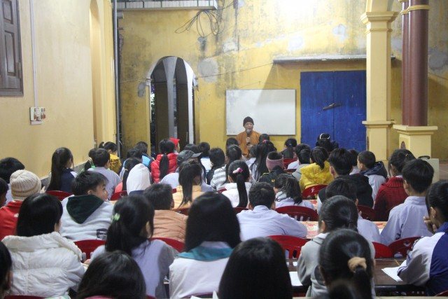 Một buổi sinh hoạt của các bạn nhỏ chùa Hoằng Văn