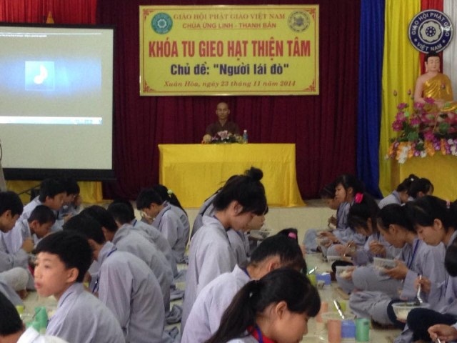 Thái Bình:  Hơn 100 bạn trẻ về chùa Ứng Linh dự ngày tu an lạc