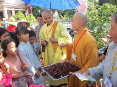 Đoàn từ thiện Hương Từ Bi tặng quà tại chùa Khánh Long