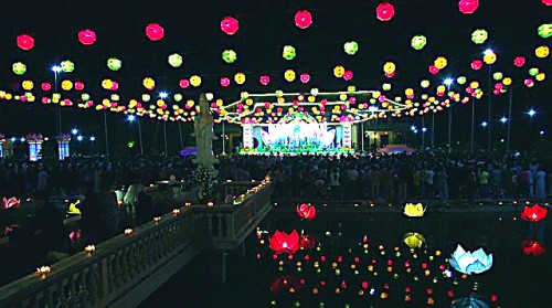 Hà Nam: Đêm hội Vu lan dưới ánh đèn lồng tại chùa Ninh Tảo