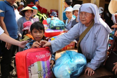 Đà Nẵng: Chùa Phổ Hiền tặng quà cho đồng bào Cơ Tu