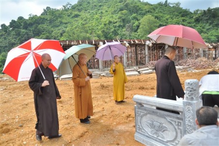 Hòa thượng Thích Thanh Nhiễu kiểm tra tiến độ xây dựng chùa Tân Thanh