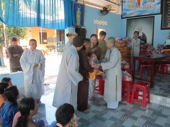 Đoàn từ thiện chùa Vĩnh Bửu tặng quà Tết