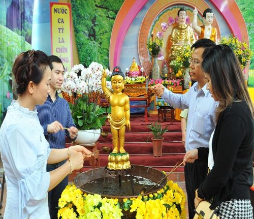 Lãnh đạo cơ quan ban ngành chúc mừng Phật Đản tại chùa Bằng