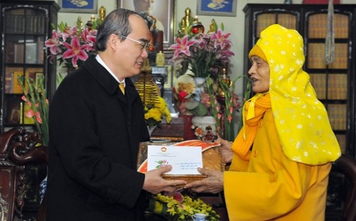 Chủ tịch UBTƯ MTTQ Việt Nam chúc Tết Đức pháp chủ GHPGVN