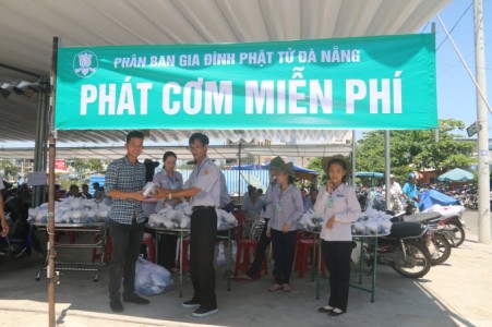 GĐPT Đà Nẵng phát cơm chay miễn phí cho thí sinh
