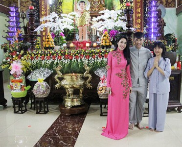 Thủy Tiên, Công Vinh đi lễ chùa mừng Phật đản
