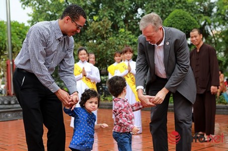Đại sứ Hoa Kỳ đưa hai con đến chùa tìm hiểu về lễ Vu Lan