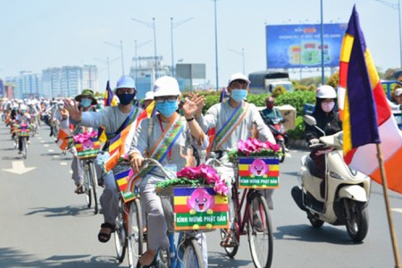 Chùm ảnh: Hàng trăm thanh niên Phật tử diễu hành xe đạp hoa kính mừng đại lễ Phật đản