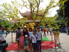 Đến Chùa Hoằng Pháp lễ Phật nhận li xì