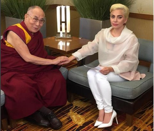 Đức Đạt Lai Lạt Ma trò chuyện với Lady Gaga, TQ lại “nổi điên”
