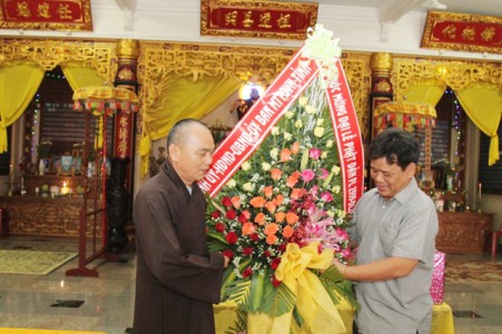 Gia Lai: Lãnh đạo tỉnh thăm và tặng quà nhân Đại lễ Phật đản PL 2559 