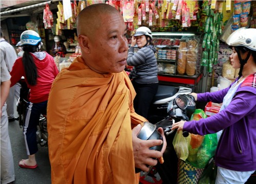 Hai nữ nhân giả sư đi hành khất  xin tiền