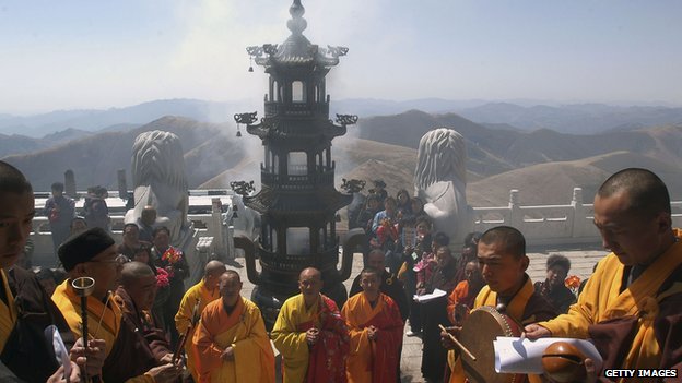 Trung Quốc tuyên chiến với nạn giả sư để bảo vệ du khách