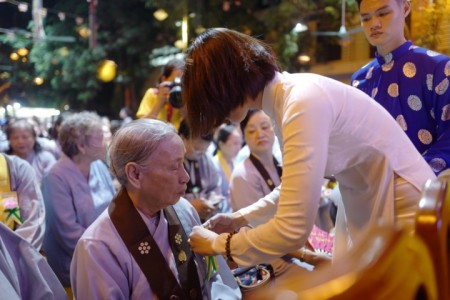 Hà Nội: Hàng ngàn người về dự lễ hội bông hồng cài áo tại chùa Bằng