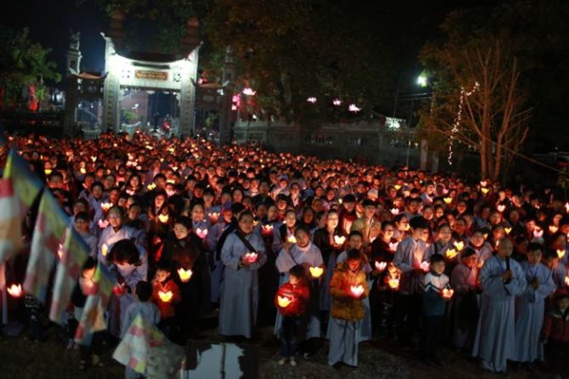 Lung linh trong đêm hội hoa đăng vía Đức Phật A Di Đà tại chùa Hòa Phúc