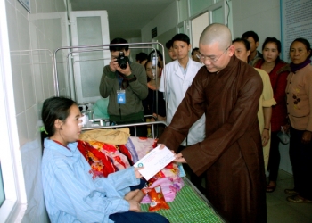 ĐĐ Thích Tâm Phương và Phật tử chùa Nhiễu Long tặng quà cho bệnh nhân Vừ Y Gồ