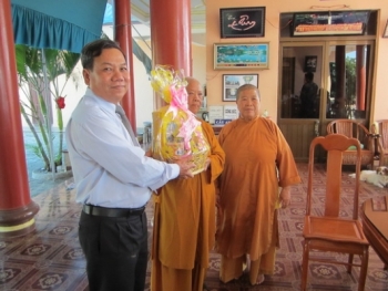 Lãnh đạo TP Nha Trang thăm, tặng quà các tổ chức, chức sắc tôn giáo nhân lễ Phật đản