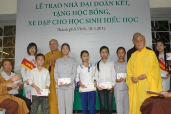 BTC Tuần Văn Hóa Phật Giáo Nghệ An trao nhà đại đoàn kết tặng học bổng cho trẻ em nghèo