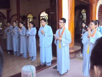Áo tràng: Thiểu số hóa tín đồ Phật giáo qua một trường hợp