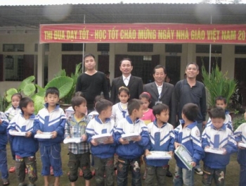 Chùa An Thái và Cty thiết bị y tế Hà Nội tặng quà tại huyện miền núi Nghệ An