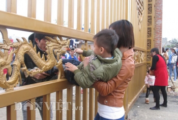 Du khách trèo tường, chui cổng vào lễ Phật như ninja ở chùa Bái Đính