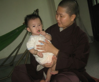 Bị vu oan phá giới Ni sư bế &quot;con&quot; đi xét nghiệm ADN