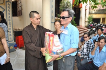 Đồng Nai: Chùa Phúc Lâm tặng quà Tết  cho người nghèo