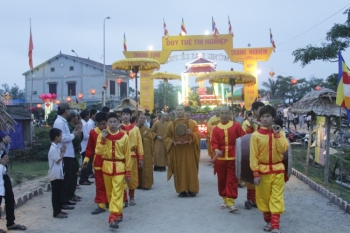 GHPGVN tỉnh Hà Tĩnh tổ chức Đại lễ Phật đản diễu hành xe hoa PL 2558