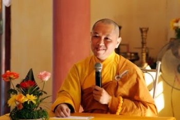 TTChân Tính thuyết giảng và tặng quà tại chùa Phước Thiên Cambodia
